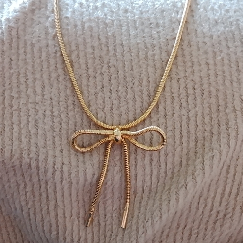 Elegant Gold Bow Necklace